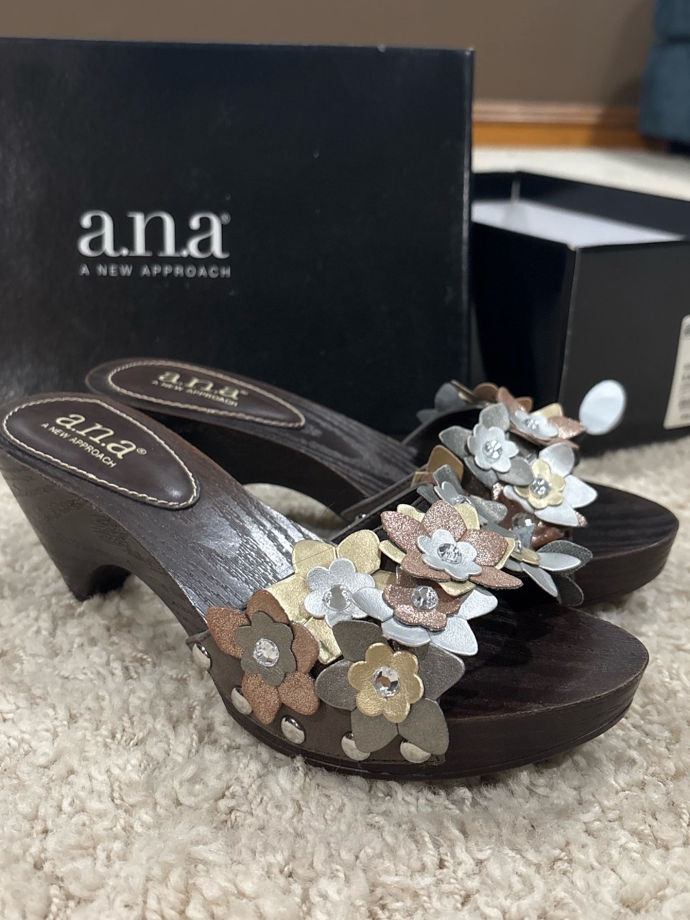 a.n.a. Pewter Flora Christie Wooden Metallic Heeled Sandals Size 6M New w/ Box